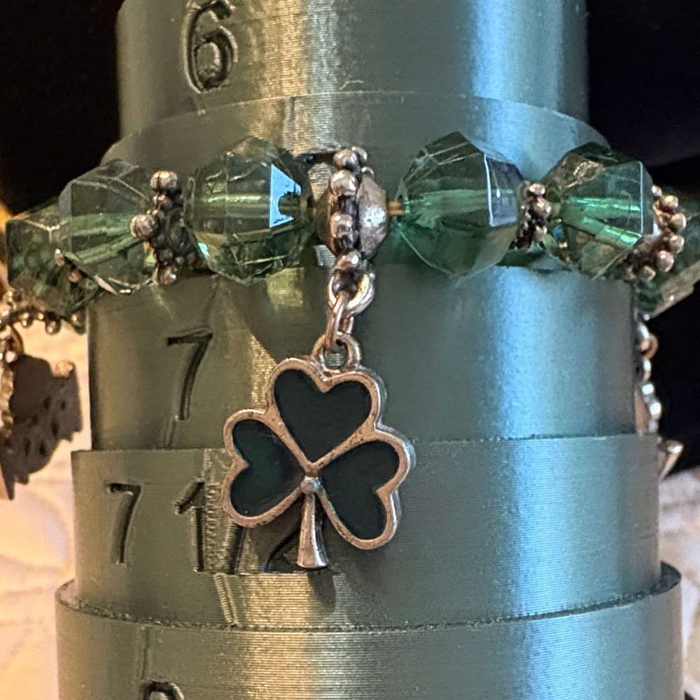 🍀Green & silver tone metal Beaded Stretch Clover & I’m Irish Charms bracelet